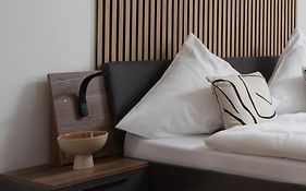 1-4 Gaeste Wohnung W-Lan, Netflix, Amazon, Parken, Arbeitsplatz, 24H Check In ,Vollausgestattet Kueche, Handtuecher Seife U,V,M Fuer Geschaeftsreisende, Paare, Familien ,